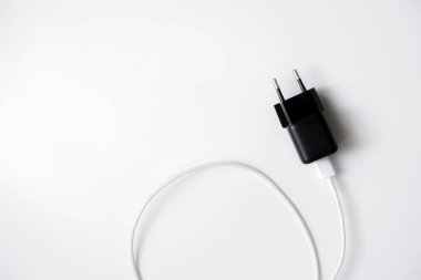 Cep telefonu şarj cihazının beyaz arkaplanda izole edilmiş hali