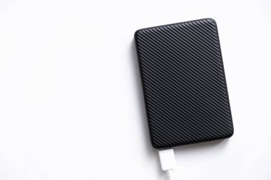 Taşınabilir güç bankasının yakın plan görüntüsü beyaz arkaplanda izole edildi.