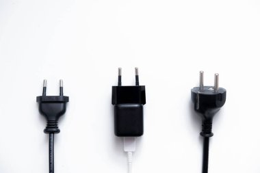 Beyaz arkaplanda izole edilmiş çeşitli güç adaptörleri