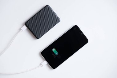 Hızlı şarj modunda şarj etmek için taşınabilir güç bankası, beyaz arkaplanda izole.