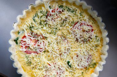 Ispanak, et, domates ve peynirli ev yapımı Fransız kiş yapıyorum.