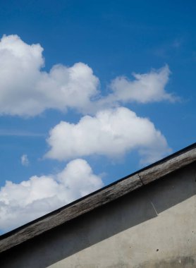 Güzel bir öğleden sonra. Mavi gökyüzü ve evde bulut.