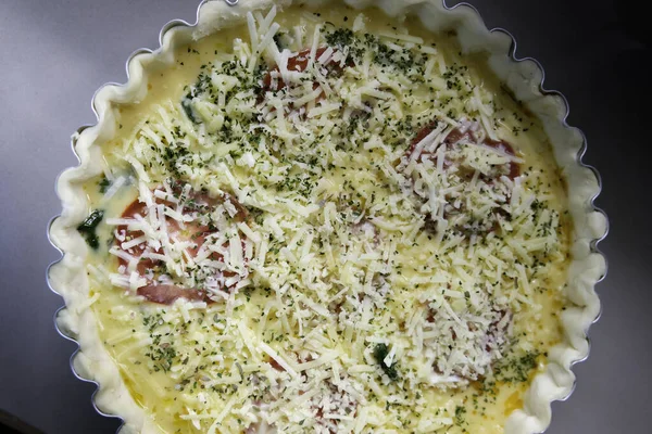 Ispanak, et, domates ve peynirli ev yapımı Fransız kiş yapıyorum.