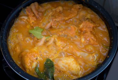 Gulai ayam veya körili tavuk, zerdeçal, hindistan cevizi sütü çorbası ve diğer baharatlarda bulunan tavuk etidir.