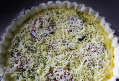 Ispanak, et, domates ve peynirli ev yapımı Fransız kiş yapıyorum.