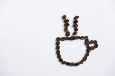 Beyaz arka planda izole fasulyelerden bir fincan kahve ikonu.