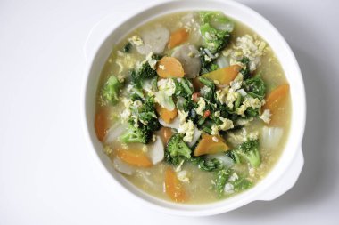 Capcay, Çin usulü kızarmış sebze tabağı. Beyaz tabakta servis ediliyor..