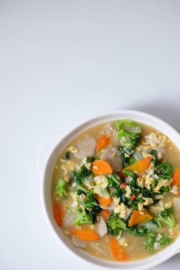 Capcay, Çin usulü kızarmış sebze tabağı. Beyaz tabakta servis ediliyor..