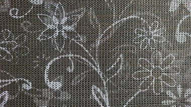 Arka plan olarak siyah çiçekli masa örtüsü. doku