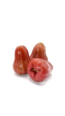 Üç taze kırmızı gül elması ya da beyaz arka planda izole edilmiş Bell meyveleri.