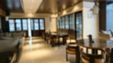 Arka plan için soyut bulanık kahve dükkanı ve kafe restoranı. Tahta Masalar ve Ilık Işıklı Bulanık Kafe İçi