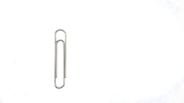 Gümüş ataç beyaz arkaplanda izole edilmiş, tek bir nesnenin üst görünümü