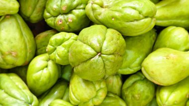 Arka planda taze yeşil chayote. biraz tatlı, ve salatalık ya da jikama gibi çıtır çıtır.