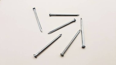 Beyaz arka planda izole edilmiş çelik çivi, beton ya da duvar çivileri. Beton, tuğla ya da duvarcılık gibi sert yüzeylere malzeme bağlamak için