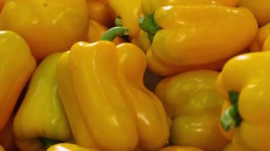 Süpermarkette tezgahta tatlı biber. Çekimi taşı