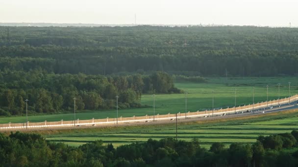 Widok z okna w czasie kwarantanny. Krajobraz przyrodniczy i autostrada — Wideo stockowe