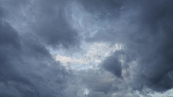 Cuatro capas de nubes de lluvia. Momento de tormenta inminente — Vídeos de Stock