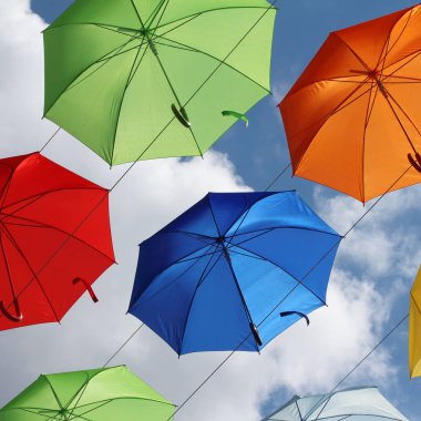 Sonbahar gökyüzü zemin karşı renkli şemsiyeler