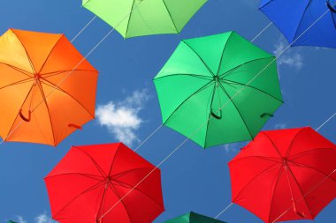 Sonbahar gökyüzü zemin karşı renkli şemsiyeler