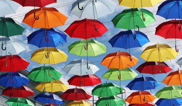 Ombrelli Colorati Sullo Sfondo Del Cielo Autunnale — Foto Stock