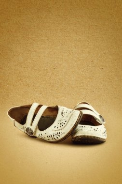 kraft kağıt arka plan üzerinde eski siyah ayakkabı