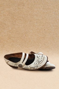 kraft kağıt arka plan üzerinde eski siyah ayakkabı