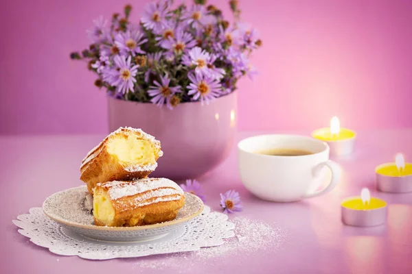 Appetizing cakes on a lilac background — Stock Photo, Image