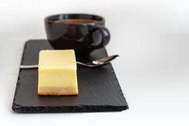 Natürmort bir parçası cheesecake ve bir fincan kahve kahvaltı için