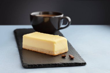 Natürmort bir parçası cheesecake ve bir fincan kahve kahvaltı için