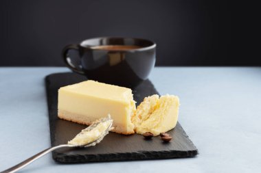 Natürmort bir parçası cheesecake ve bir fincan kahve kahvaltı için