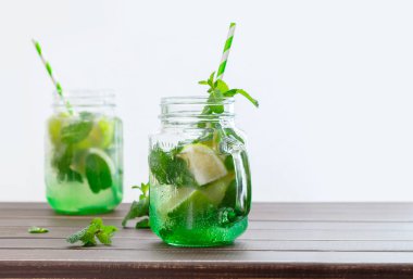 Masadaki bardakta limon ve nane şekeri.