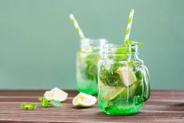 Masadaki bardakta limon ve nane şekeri.