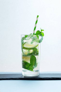 Masadaki bardakta limon ve nane şekeri.