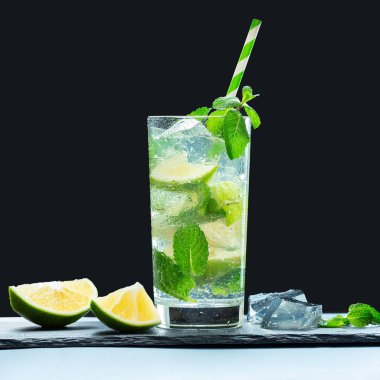 Masadaki bardakta limon ve nane şekeri.