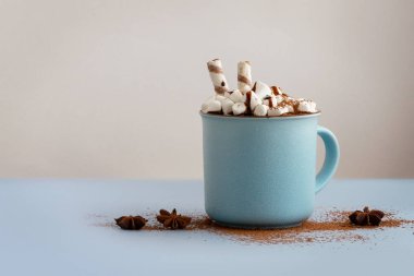 sıcak mavi kazak ve sıcak çikolata için Noel selamlar