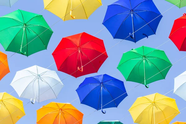 Bunte Regenschirme Vor Dem Hintergrund Des Blauen Himmels — Stockfoto