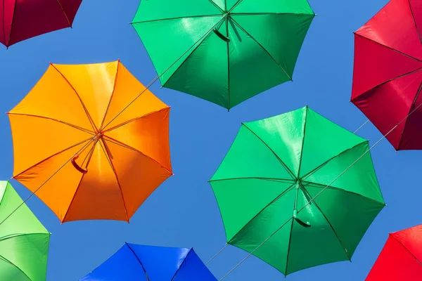 Kleurrijke Paraplu Tegen Achtergrond Van Blauwe Hemel — Stockfoto
