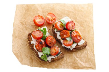 Beyaz arka plan üzerinde izole domates ile İtalyan bruschetta