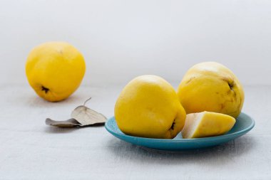 mutfak masasında bir tabak içinde olgun ayva