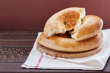 Beyaz arka plan üzerinde izole oryantal kokulu gözleme kek