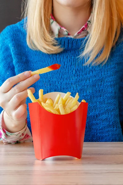 Ragazza Studente Bere Caffè Alla Finestra Nel Caffè — Foto Stock