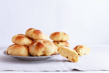 Paskalya için geleneksel İngiliz hot cross buns fırında
