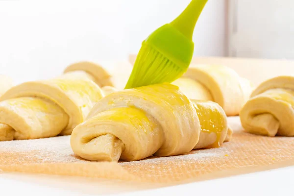 Croissants franceses fragantes y deliciosos en la mesa de la cocina —  Fotos de Stock