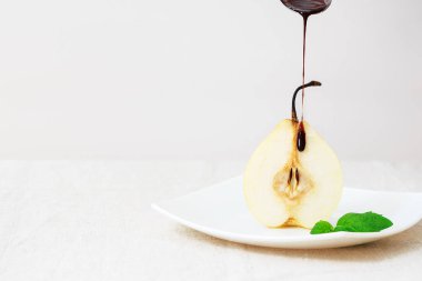 Çikolatalı sos armut