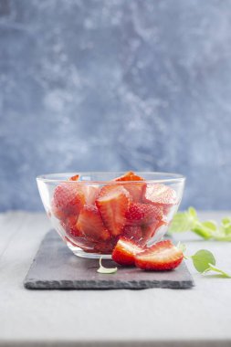 bahar yemekleri için taze çilek