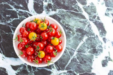 mutfak masasında olgun kiraz domates
