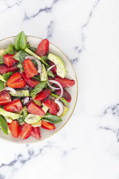 Ensaladas de frutas y verduras son muy útiles para la salud — Foto de Stock