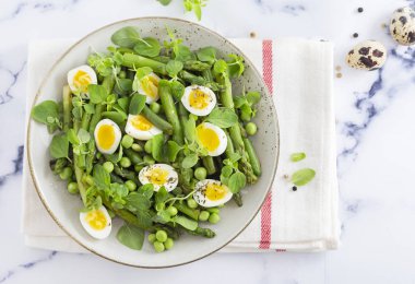 yaz menüsü için bıldırcın yumurtası ve kuşkonmaz salatası