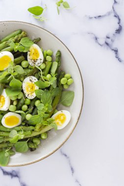 yaz menüsü için bıldırcın yumurtası ve kuşkonmaz salatası