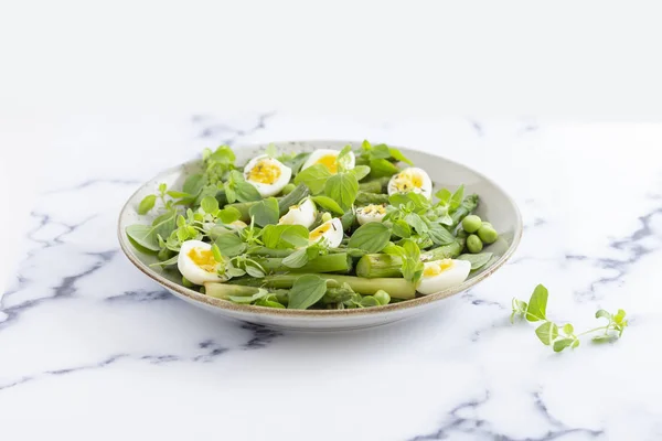 Salade aux œufs de caille et asperges pour menu d'été — Photo